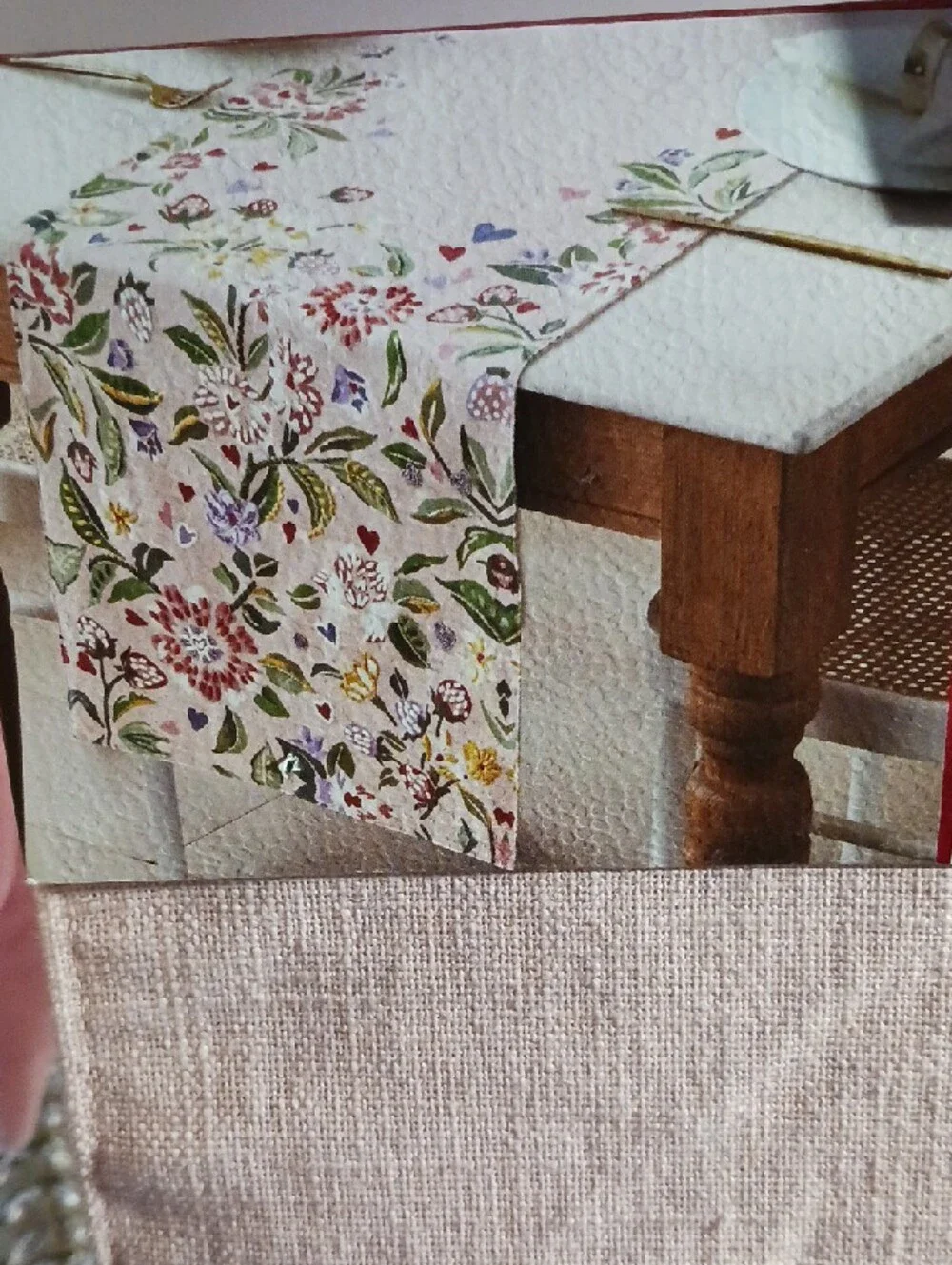 Gorgeous! Floral 💐& Hearts ❤️ Embroidered Pink Table Runner *New*